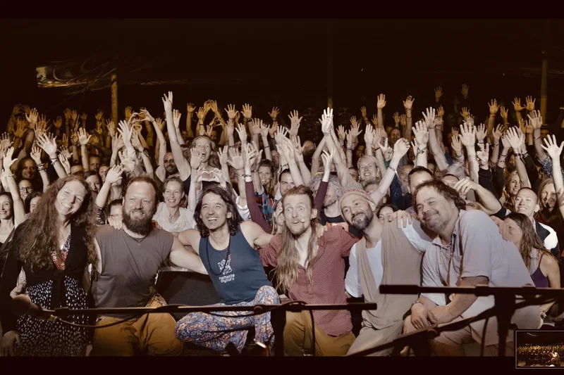 Freedom Café con el público, con los brazos en alto al final de un concierto